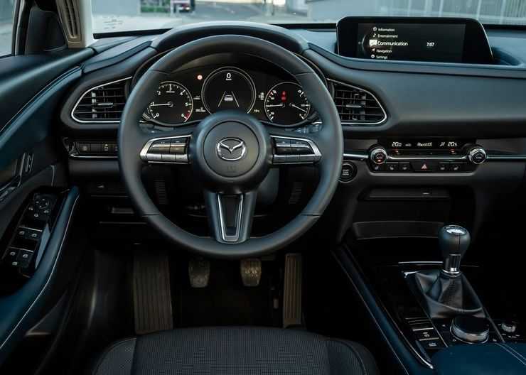 В России стартовали продажи кроссовера Mazda CX-30, который успел… подорожать
