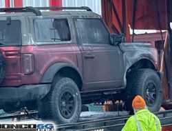 В США загорелся автовоз с предсерийными Ford Bronco