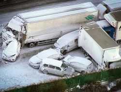 Видео: 140 машин столкнулись в Японии из-за снежного шторма