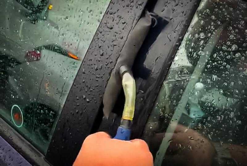 Видео: как вскрыть почти любой автомобиль за минуту без ключа