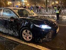 Видео: в Москве протестующие разбили спецавтомобиль ФСБ