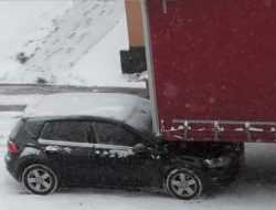 Volkswagen Golf припарковали под прицеп фуры во время снегопада. Видео