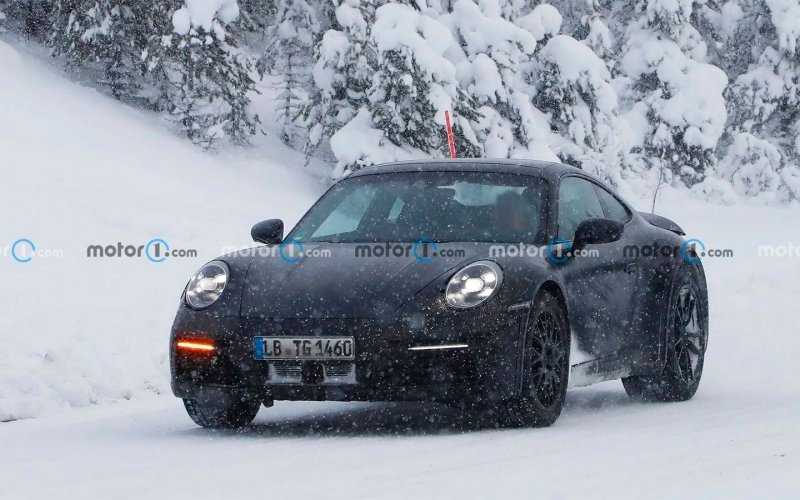 
            Вседорожную версию Porsche 911 сфотографировали на зимних испытаниях
        