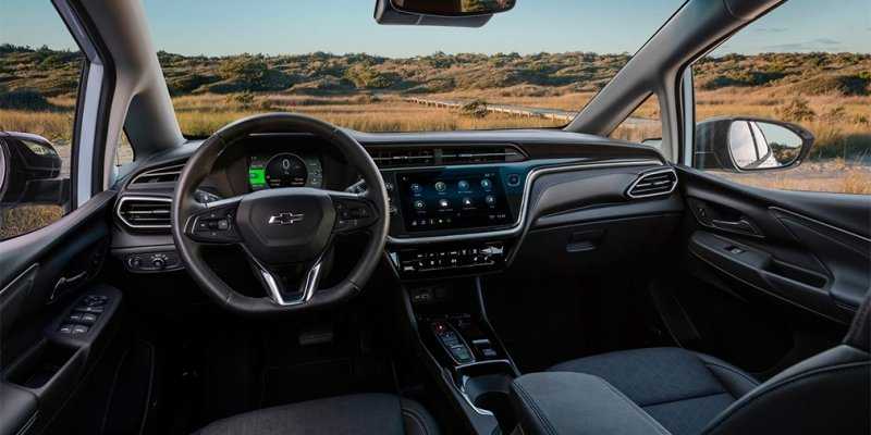 
            Chevrolet Bolt обновился и получил кросс-версию
        