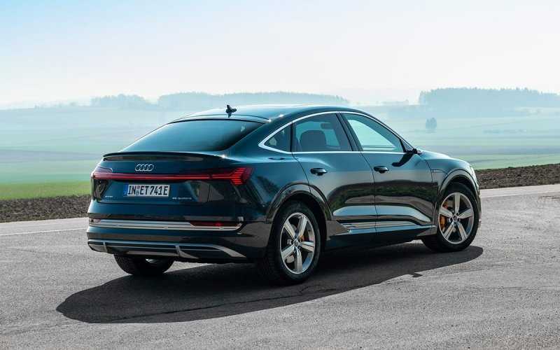 
            Audi назвала российскую стоимость нового купе-кроссовера e-tron Sportback
        