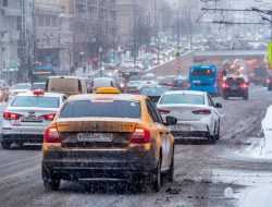 Власти Москвы заявили о трехкратном росте цен на такси во время снегопада
