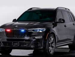 Кроссовер BMW X7 превратили в броневик. Видео