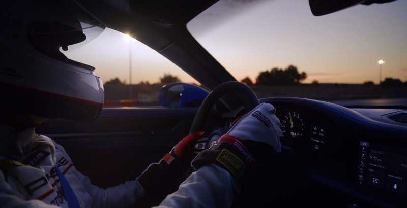 
            Porsche представил самую экстремальную версию нового 911
        