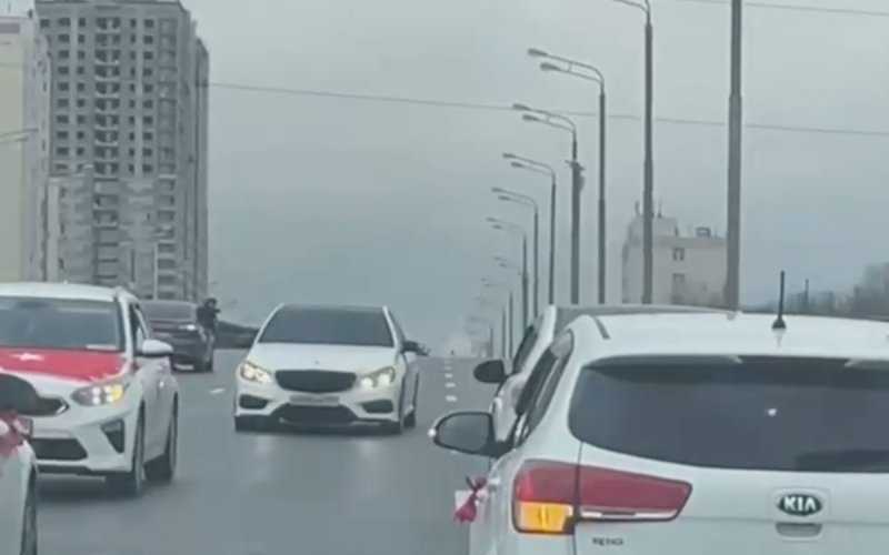 
            Свадебный кортеж с Gelandewagen заблокировал движение в Москве. Видео
        