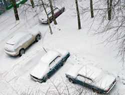 Водителей штрафуют на 5000 рублей за парковку на снегу. Кто в зоне риска?
