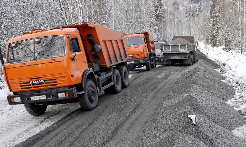Еще только февраль, а на дорогах уже ямы. Эксперт объяснил, в чем дело
