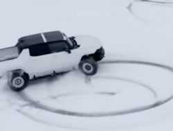 Видео: возрожденный Hummer крутит «пончики» в глубоком снегу
