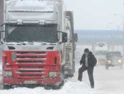 Власти предложили запретить грузовикам въезжать в Москву в снегопад