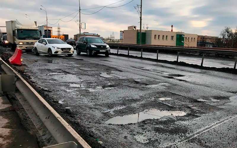 Еще только февраль, а на дорогах уже ямы. Эксперт объяснил, в чем дело