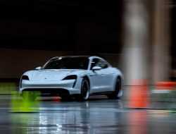 Porsche Taycan установил мировой рекорд скорости в помещении. Видео