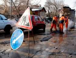 Еще только февраль, а на дорогах уже ямы. Эксперт объяснил, в чем дело
