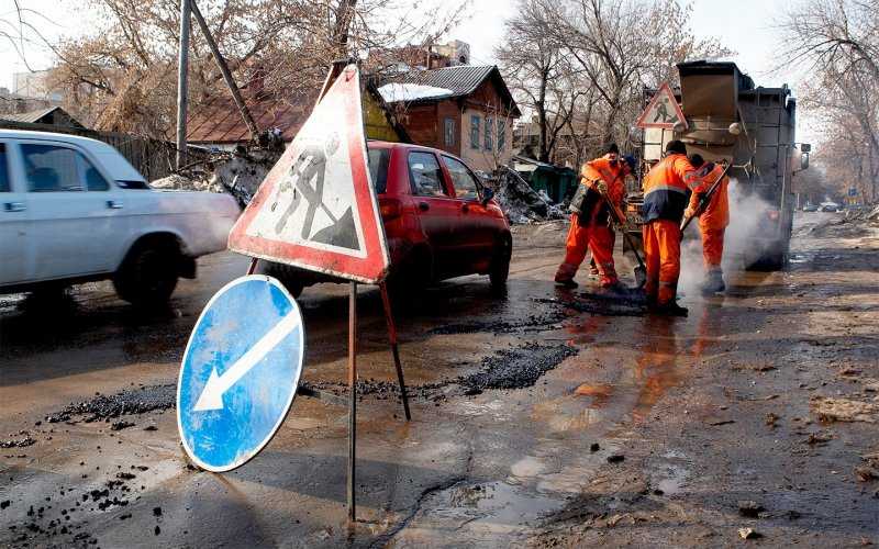 Еще только февраль, а на дорогах уже ямы. Эксперт объяснил, в чем дело