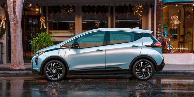 
            Chevrolet Bolt обновился и получил кросс-версию
        