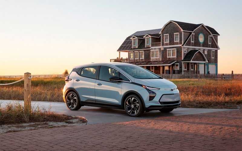 
            Chevrolet Bolt обновился и получил кросс-версию
        