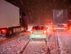 «Мы вытащили грузовик». Как легковушки спасали фуры в снегопад