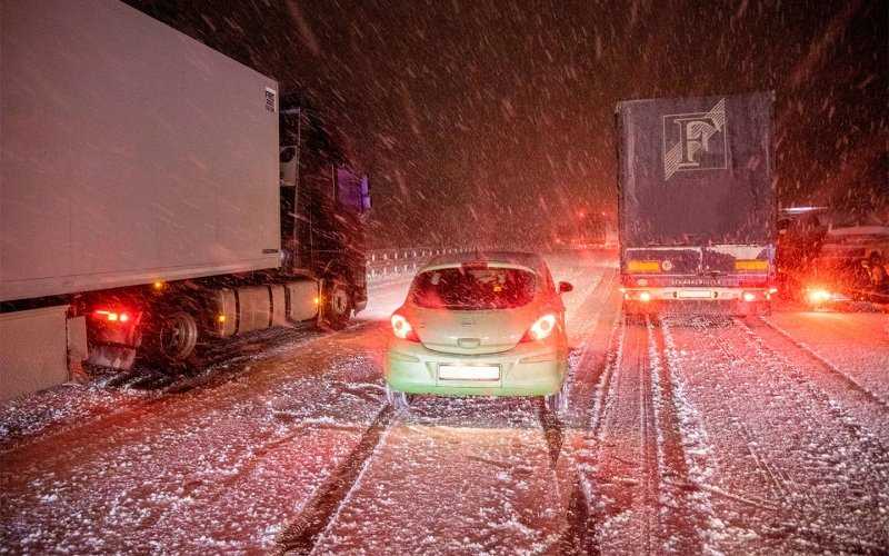 
            &laquo;Мы вытащили грузовик&raquo;. Как легковушки спасали фуры в снегопад
        