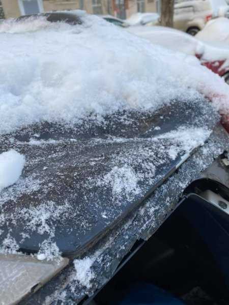 
            Москвичка показала, что осталось от машины после падения льда с крыши
        