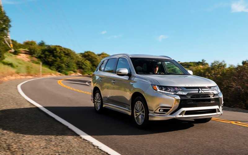 
            Гибридный Mitsubishi Outlander стал мощнее
        