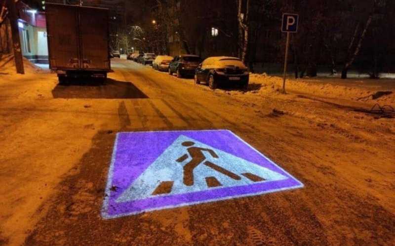 
            В Москве водители заметили дорожные знаки-проекторы. Фото
        