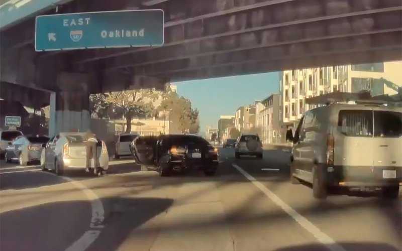 
            Камера электрокара Tesla засняла ограбление Toyota Prius. Видео
        