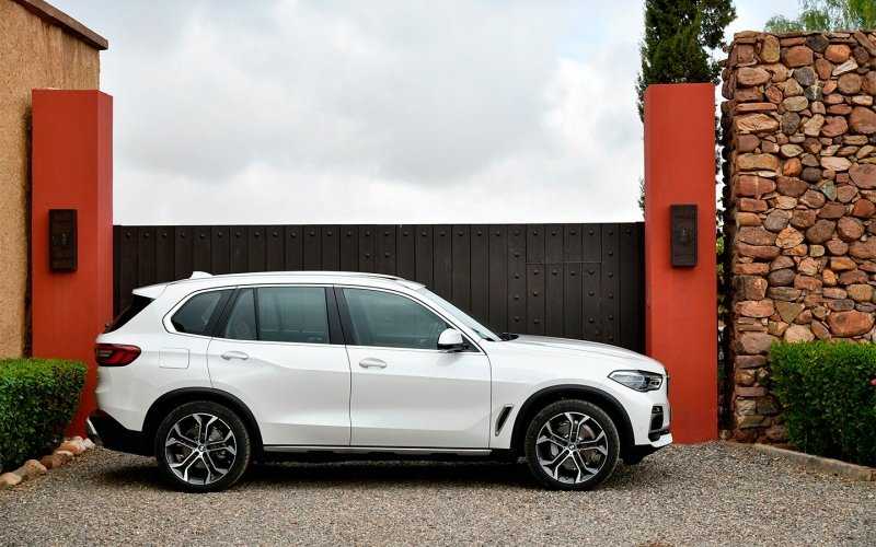 
            BMW отзовет машины в России из-за риска потери управления
        