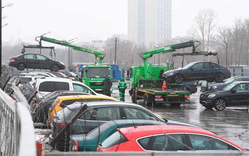 
            Власти Москвы рассказали об эвакуации дорогих машин без номеров
        