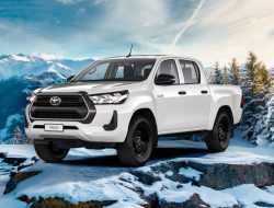Toyota Hilux впервые получил бензиновый мотор в России