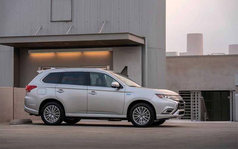 
            Гибридный Mitsubishi Outlander стал мощнее
        