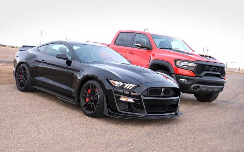 Сверхмощный пикап Ram победил 770-сильный Mustang в дрэге. Видео