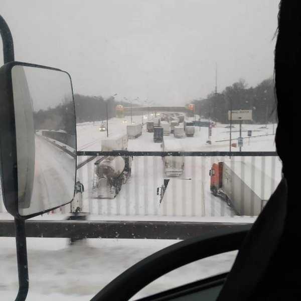 
            МКАД поехал по встречке. Как водители переживают снежный коллапс
        