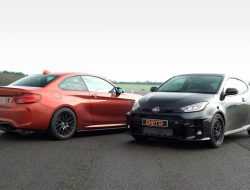 Гонку Toyota Yaris и BMW M2 показали на видео