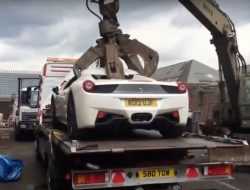 Британские полицейские пустили под пресс Ferrari 458 Spider. Видео