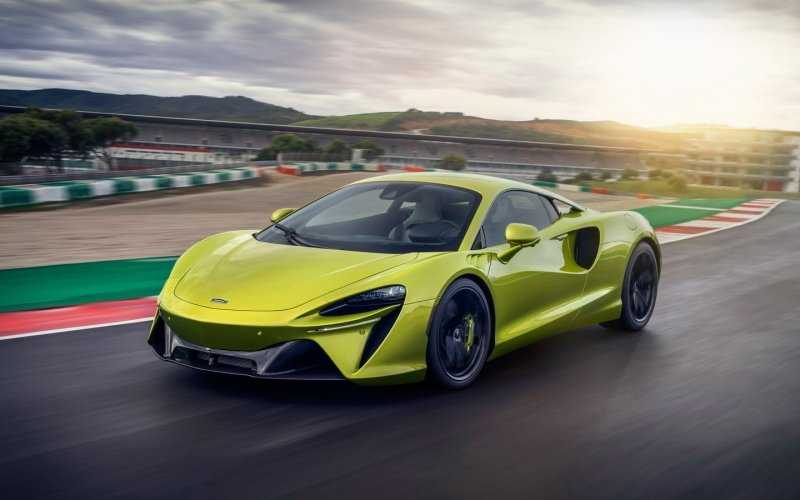 
            McLaren выпустил 680-сильный суперкар без задней передачи
        