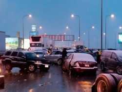 В США в массовое ДТП попали более 100 автомобилей из-за непогоды. Видео