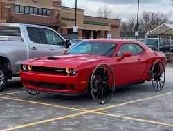 Dodge Challenger с 717-сильным мотором получил колеса от кареты. Видео