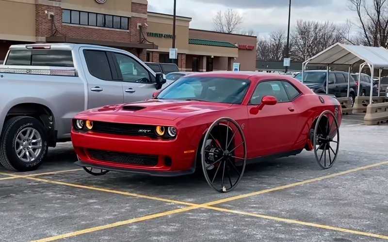 Dodge Challenger с 717-сильным мотором получил колеса от кареты. Видео