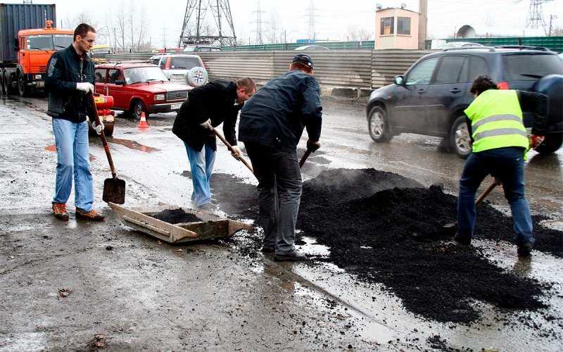 Еще только февраль, а на дорогах уже ямы. Эксперт объяснил, в чем дело