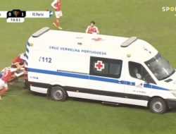 Футболисты вытолкали машину скорой, которая заглохла прямо на поле. Видео