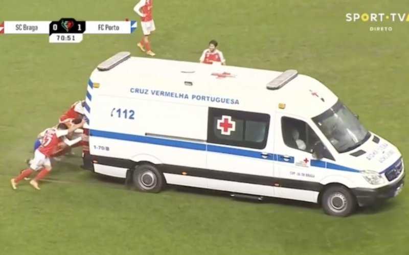 
            Футболисты вытолкали машину скорой, которая заглохла прямо на поле. Видео
        