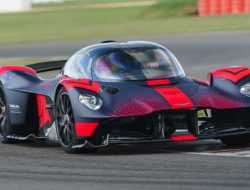 Глава Aston Martin испытал 1160-сильный гиперкар на гоночном треке. Видео