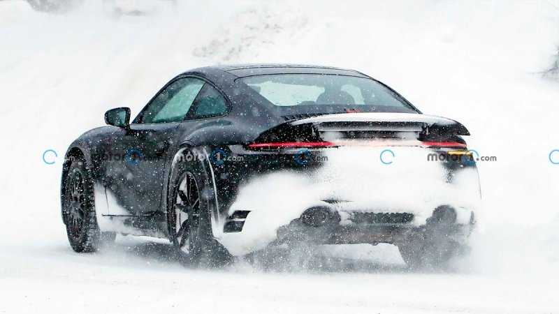 
            Вседорожную версию Porsche 911 сфотографировали на зимних испытаниях
        