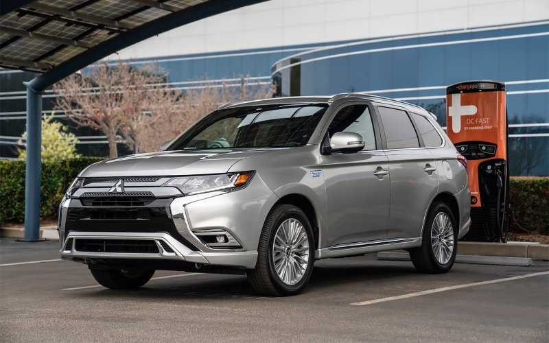 
            Гибридный Mitsubishi Outlander стал мощнее
        
