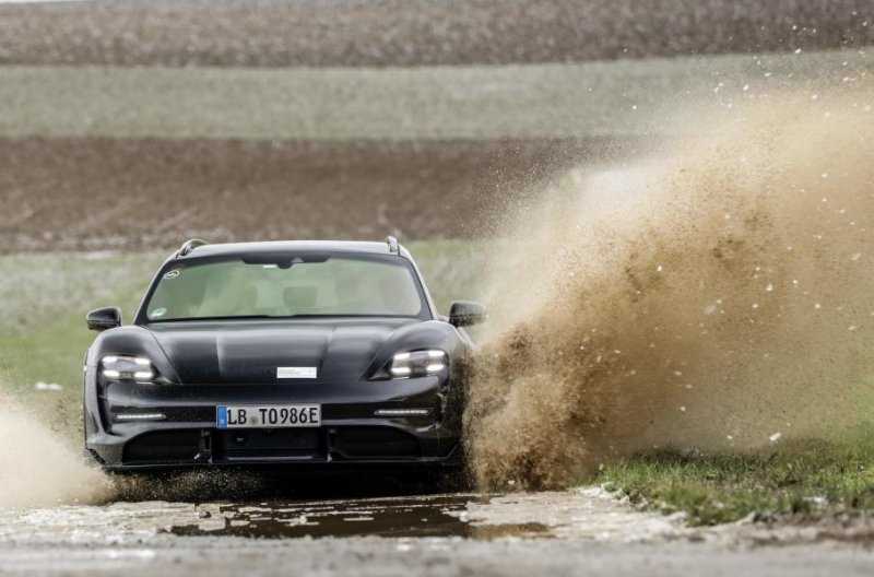 Электрический универсал Porsche приспособят для езды по бездорожью