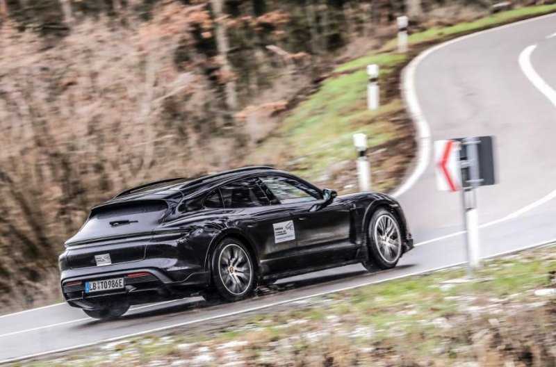 Электрический универсал Porsche приспособят для езды по бездорожью