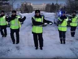 Женщины-работники ГИБДД поздравили мужчин с 23 февраля. Видео